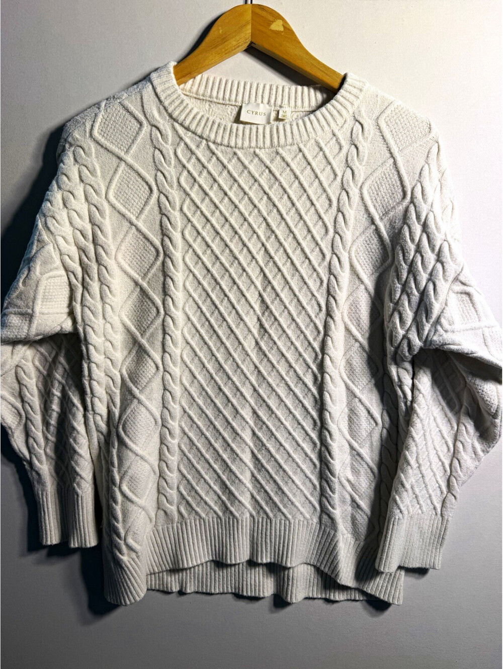 CYRUS Women's White Solid Cable-Knit Crew Neck Long Sleeve Sweater Size M